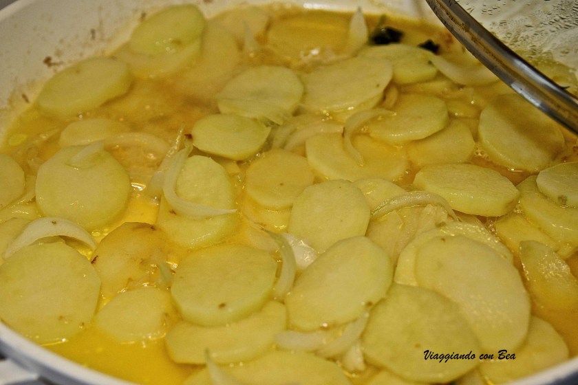 riporre in una padella patate, cipolla con maggiorana, sale ed olio