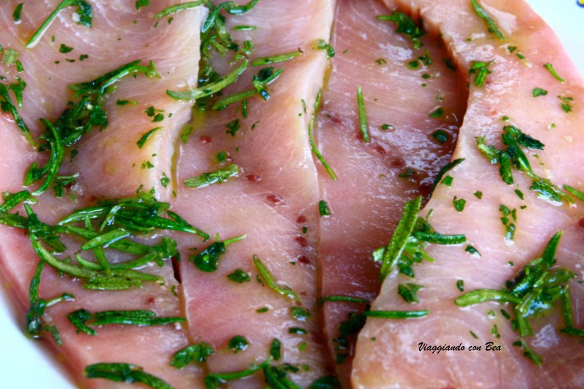 cospargere la salsina sui tranci di pesce spada