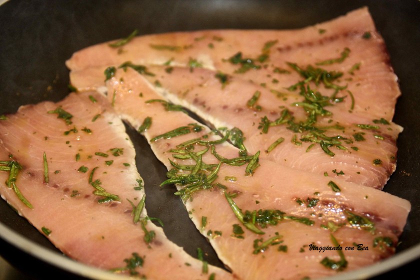 grigliate il pesce spada in una padella antiaderente e sfumare con vino bianco