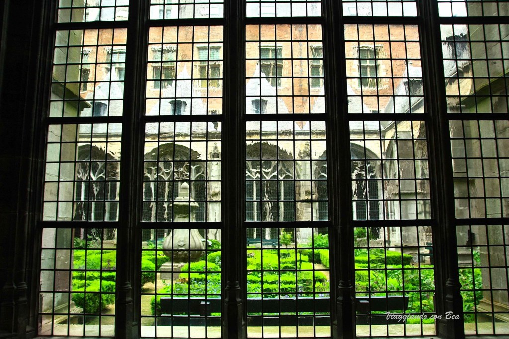 Abdij - l chiostro con giardino dell'abbazia