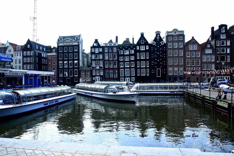 Scatto sul canale in Amsterdam Centraal Station