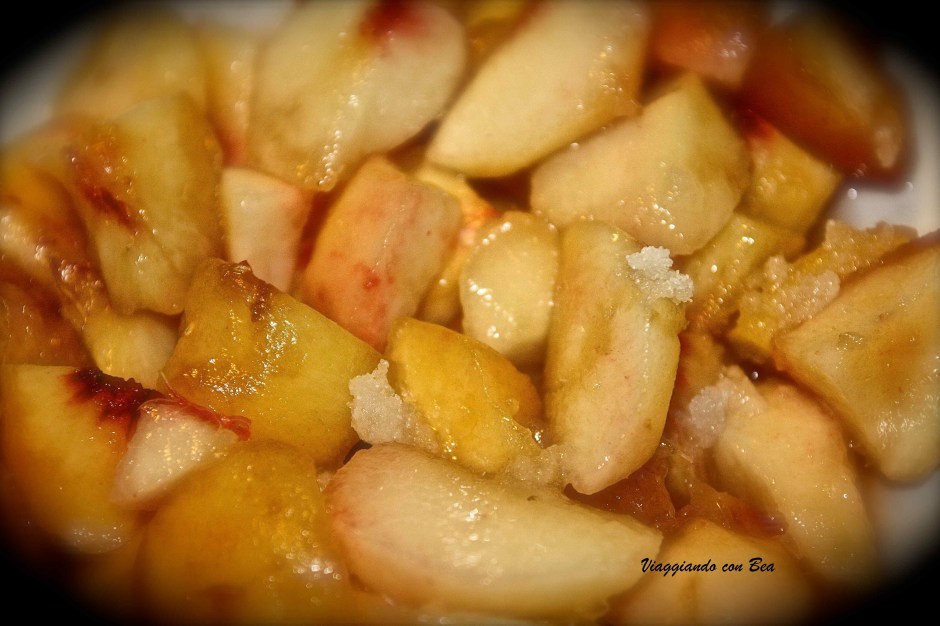 tagliare le pesche a tocchetti e riporre in frigo