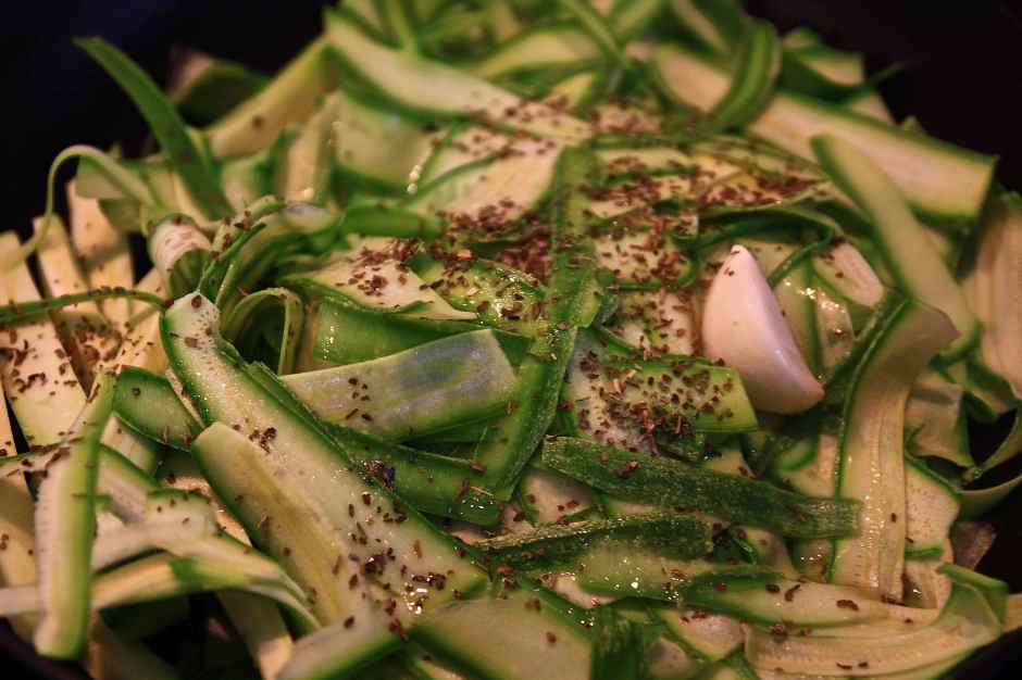 lamelle di zucchine con olio aglio e basilico