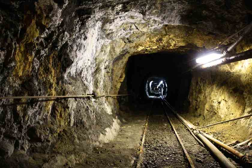 Nel 1960 si scava il cuore più profondo della miniera, la discenderia, per raggiungere fino a -54 metri sotto il livello 