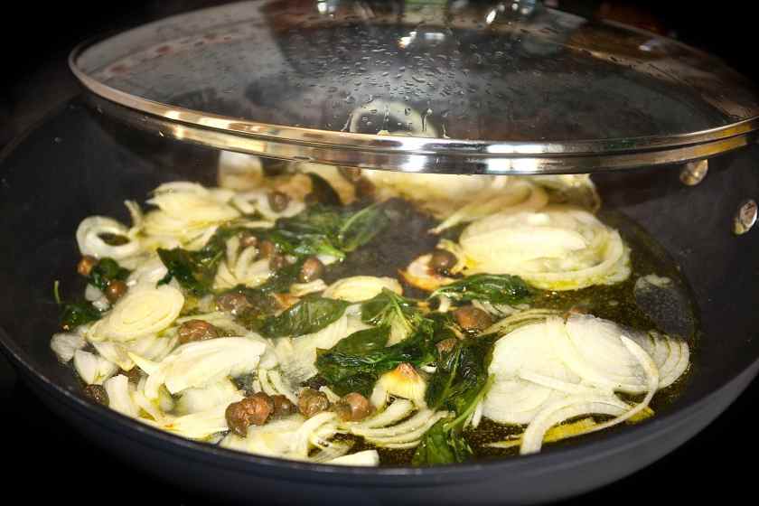 affettare la cipolla e farla dorare in una padella antiaderente