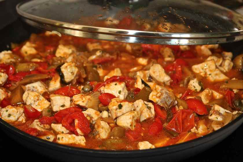 unire tutti gli ingredienti e continuare la cottura per amalgamare i sapori