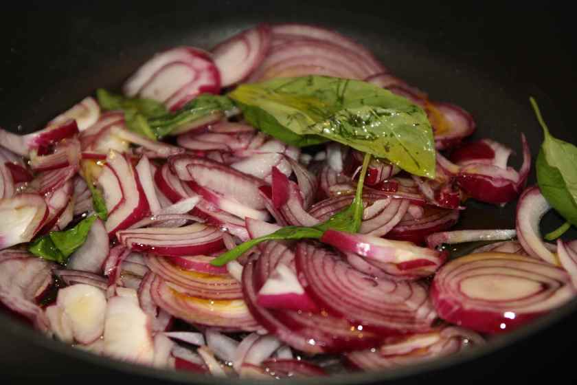 affettare le cipolle di tropea e farle dorare in una padella antiaderente
