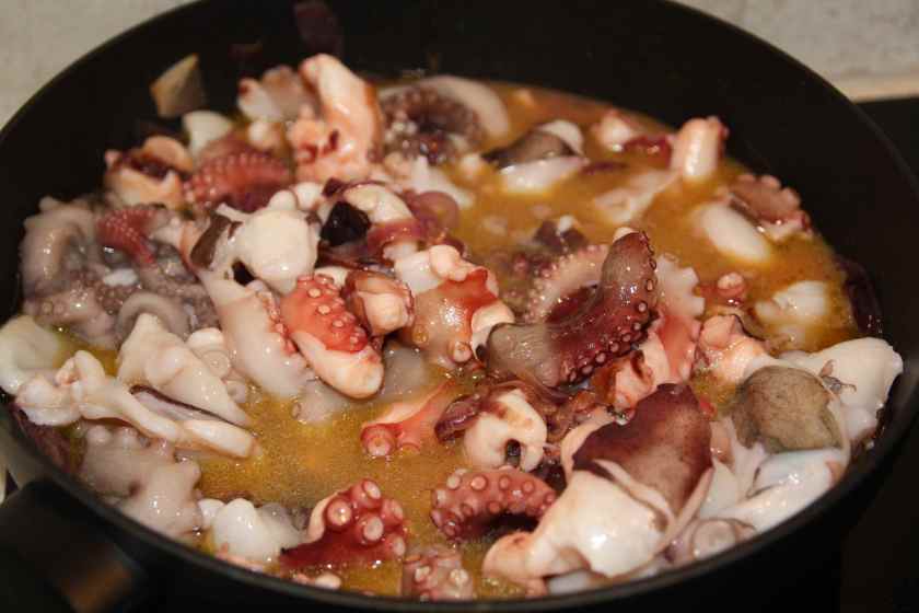 aggiungere il polpo, 1 peperoncino e sfumare con del vino bianco