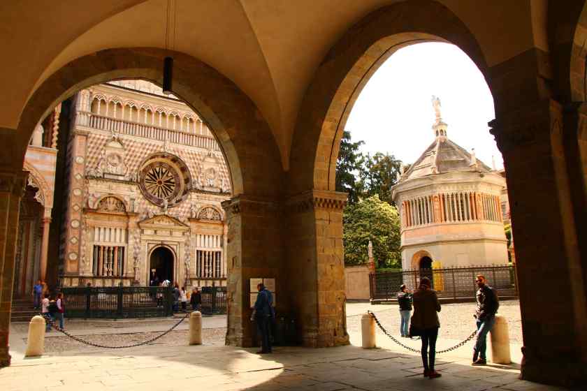 Ecco Piazza Duomo attraverso gli archi del Palazzo della Ragione