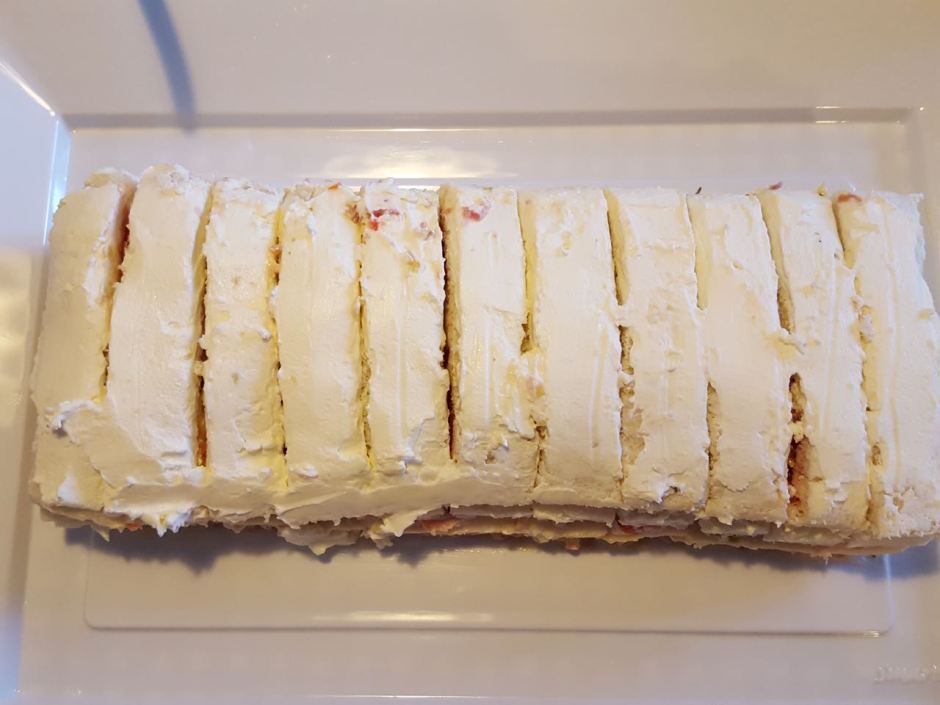 Spalmare del philadelphia condito con olio e sale e tagliare a fette prima di guarnire